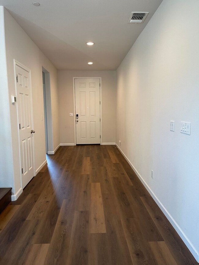 Building Photo - 427 Avignon Way