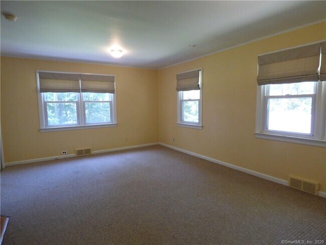 Building Photo - 5 Candlewood Lake Dr