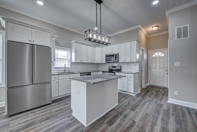 Building Photo - 21 Maple Ave