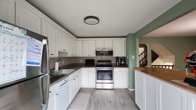 Building Photo - Beautifully Remodeled  End-Unit Townhome