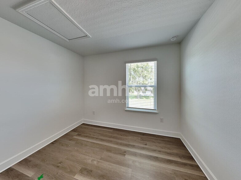 Building Photo - 3019 19th Ave W