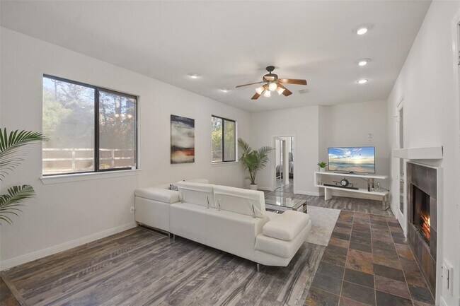 Building Photo - 5 Oak Crest Cir
