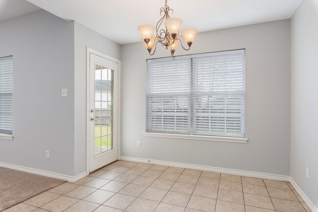 Building Photo - AVAILABLE AUGUST 2026 - Charming 3 bed/ 2 ...