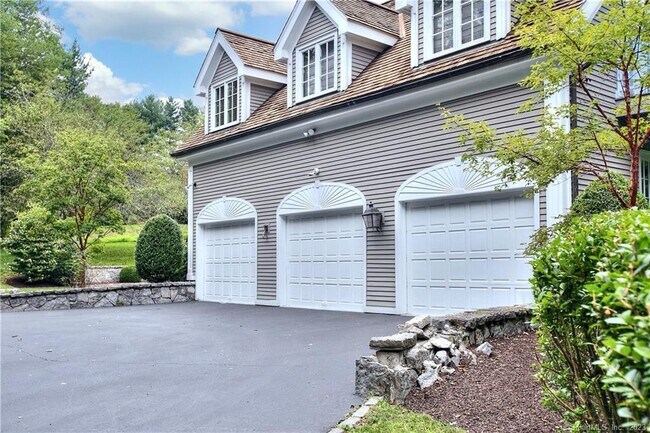 Building Photo - 30 Soundview Farm Rd