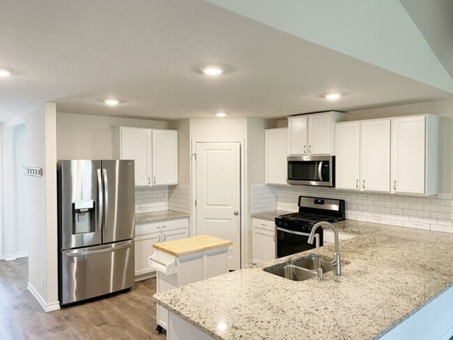 Building Photo - Come check out this well maintained 4 bedroom, 2.5 bath home in the well desired community of Lan...