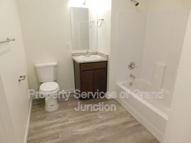 Building Photo - 658 Brookwillow Dr