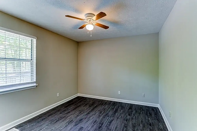 Building Photo - 418 Creekview Ct