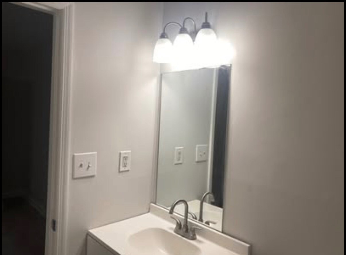 Building Photo - Room in Townhome on Baker Ct