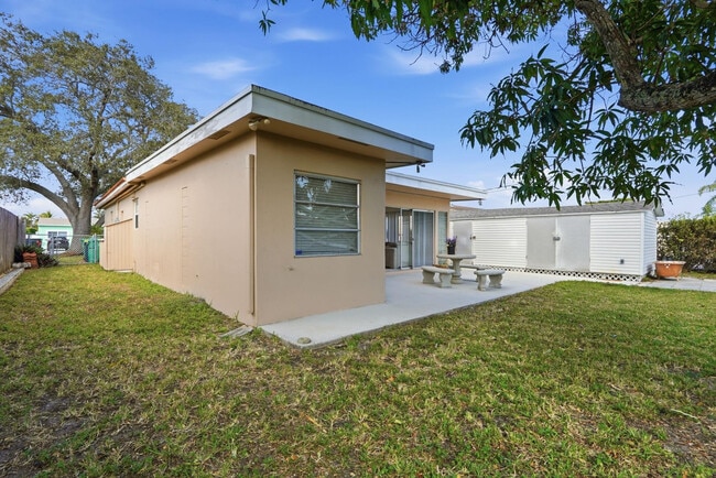 Building Photo - 218 SE 3rd Terrace