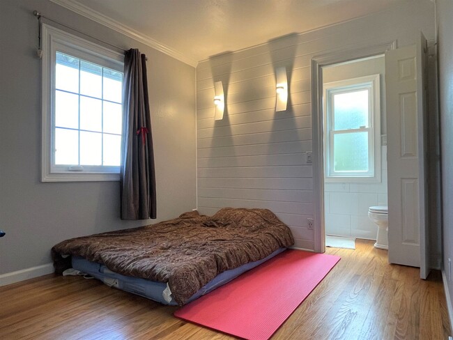 Building Photo - Gorgeous three bedroom two bathroom home with large backyard for rent!