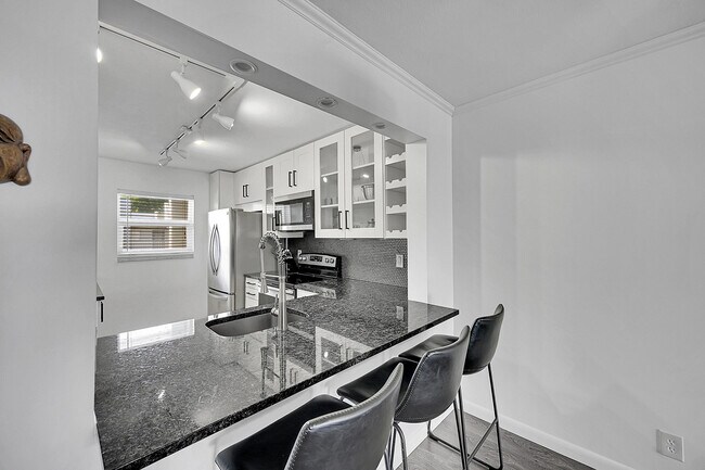 Building Photo - 2920 SW 22nd Ave