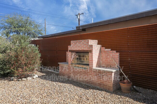 Building Photo - 2615 E 6th St