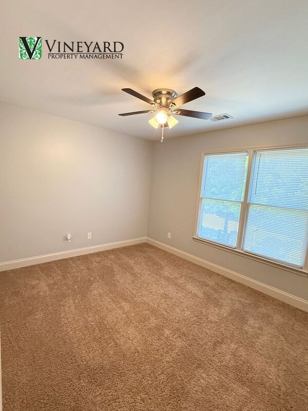 Building Photo - 102 Oak Ridge Trail