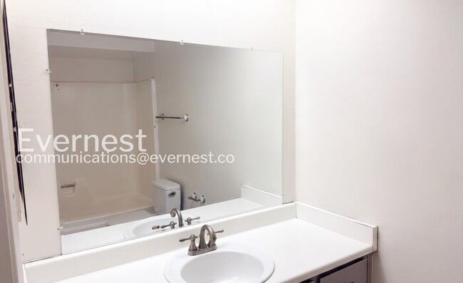 Building Photo - 3Bed/2Bath with Fenced Yard/ Available Now!