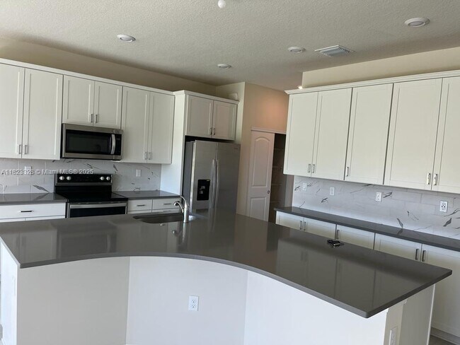 Building Photo - 2112 Appleton Cir S