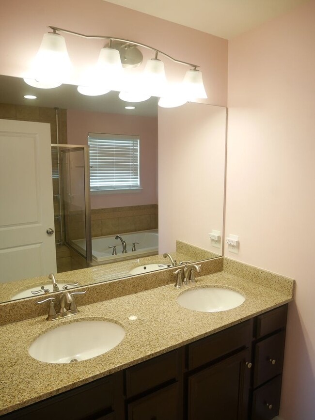Building Photo - Elegant 4-Bedroom Single-Family Home with ...