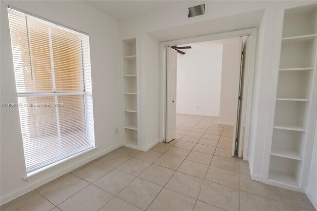 Building Photo - 833 Riverside Dr