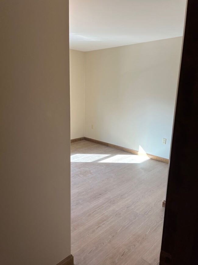 Building Photo - Newly Renovated Spacious 3 Bedroom Townhou...