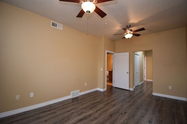 Building Photo - Great 2 Bed 2 Bath Unit in Millcreek!!!