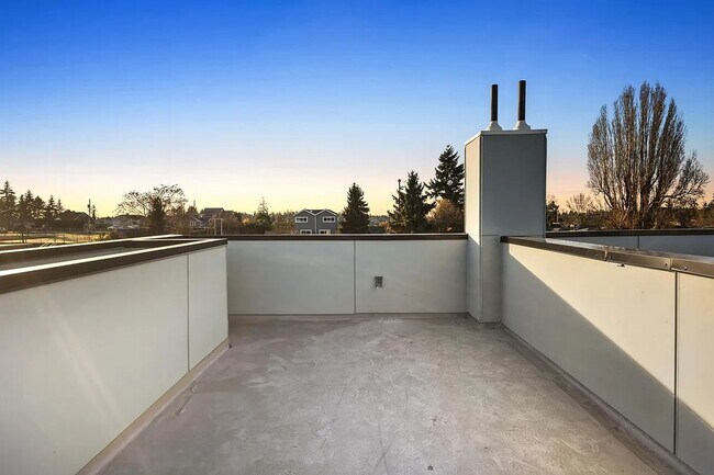 Building Photo - 3 Bed 2 Bathroom White Center Townhouse