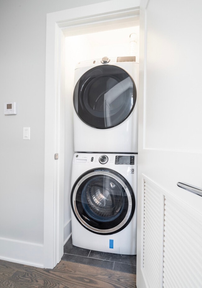 Building Photo - 556 W 18th St