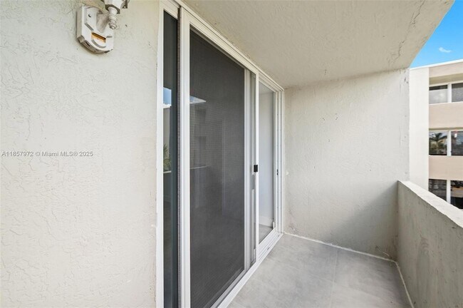 Building Photo - 10090 NW 80th Ct