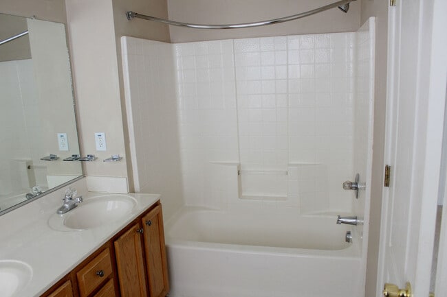 Building Photo - Beautiful 2 bed/2.5 bath condo in Witchduc...