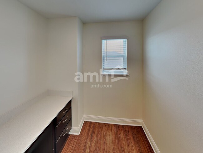 Building Photo - 1238 Sky Lks Dr