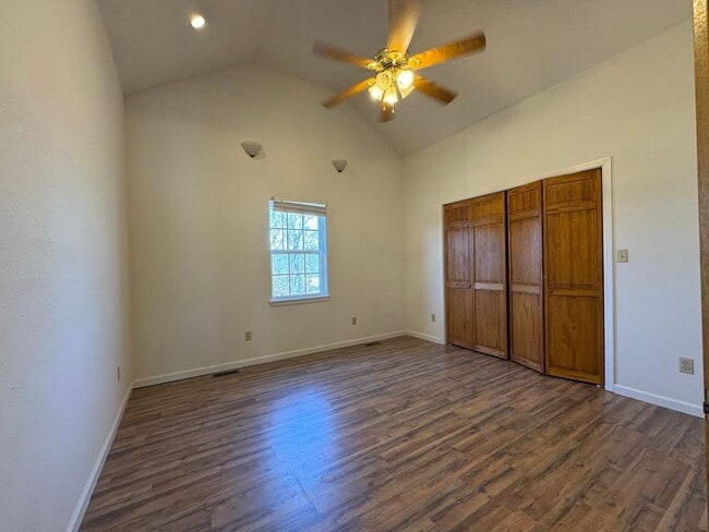Building Photo - Quaint Three Bedroom Home with an Oversized Tub!