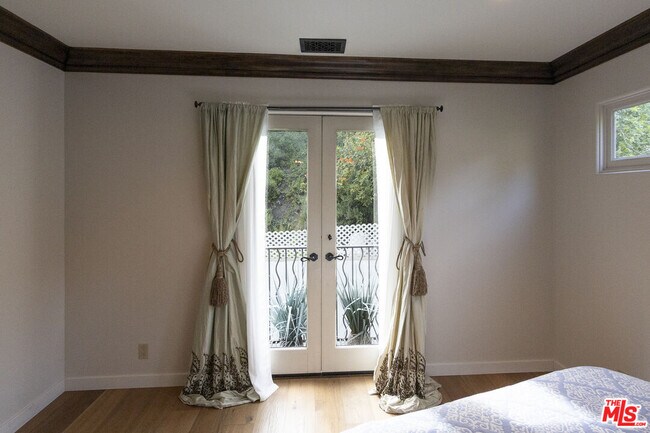 Building Photo - 1407 N Beverly Dr