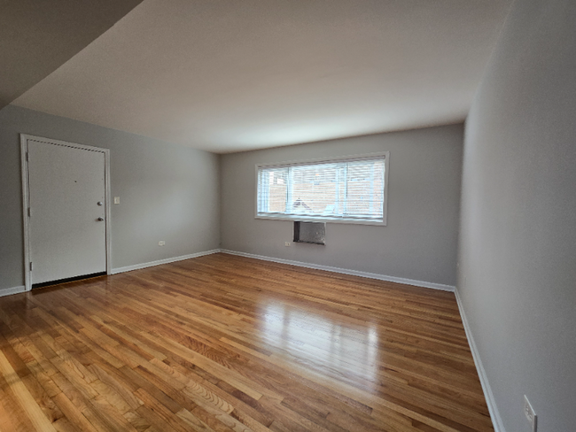 Building Photo - 2214 W Touhy Ave