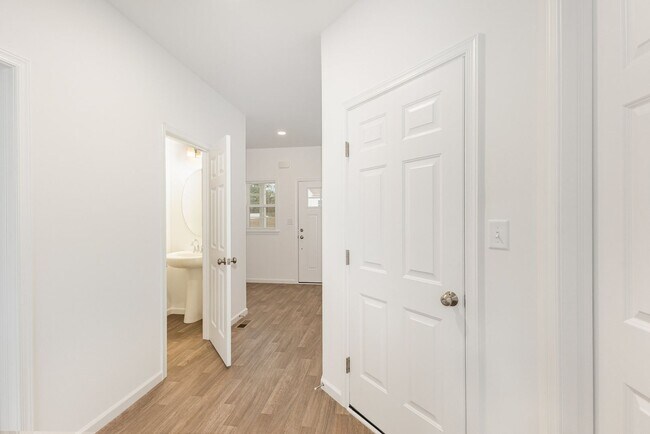 Building Photo - 7880 Briarwood Dr