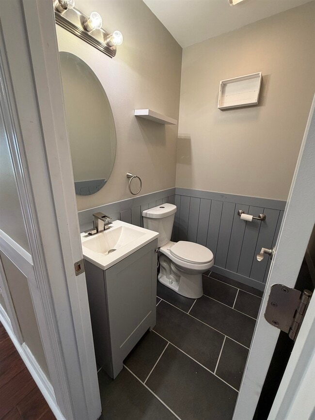 Building Photo - 619 Uniola Dr