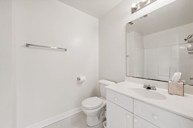 Building Photo - 1 Bedroom + 1 Full Bathroom Available at 3...