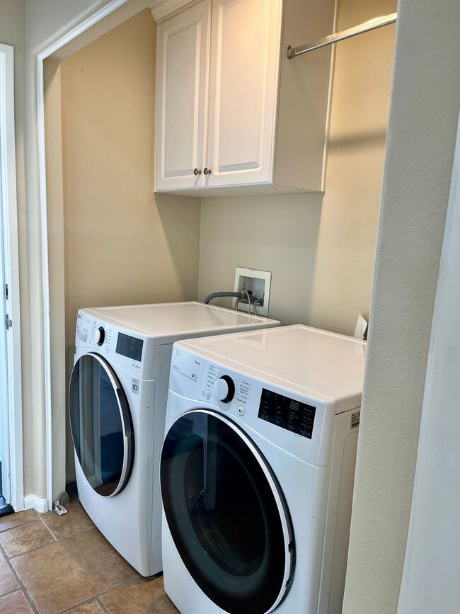 Building Photo - Beautiful 3 bed 2 bath townhome