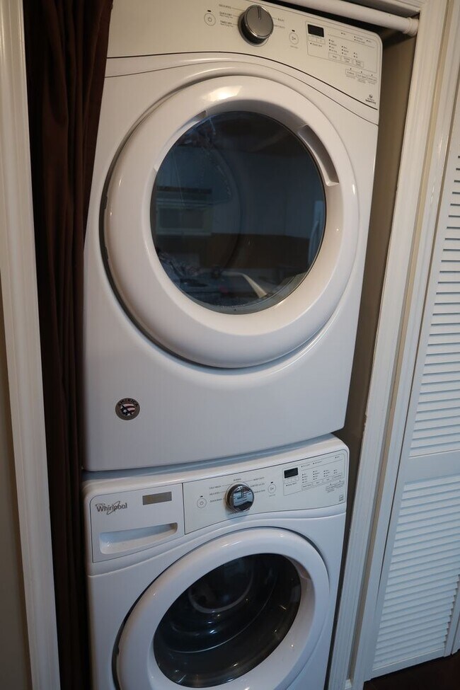 Building Photo - Laurel Villas #105 -3BR/2BA Available for AUGUST 2026 move in!