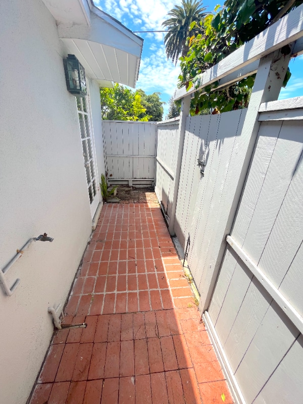 Building Photo - 666 Glenneyre St