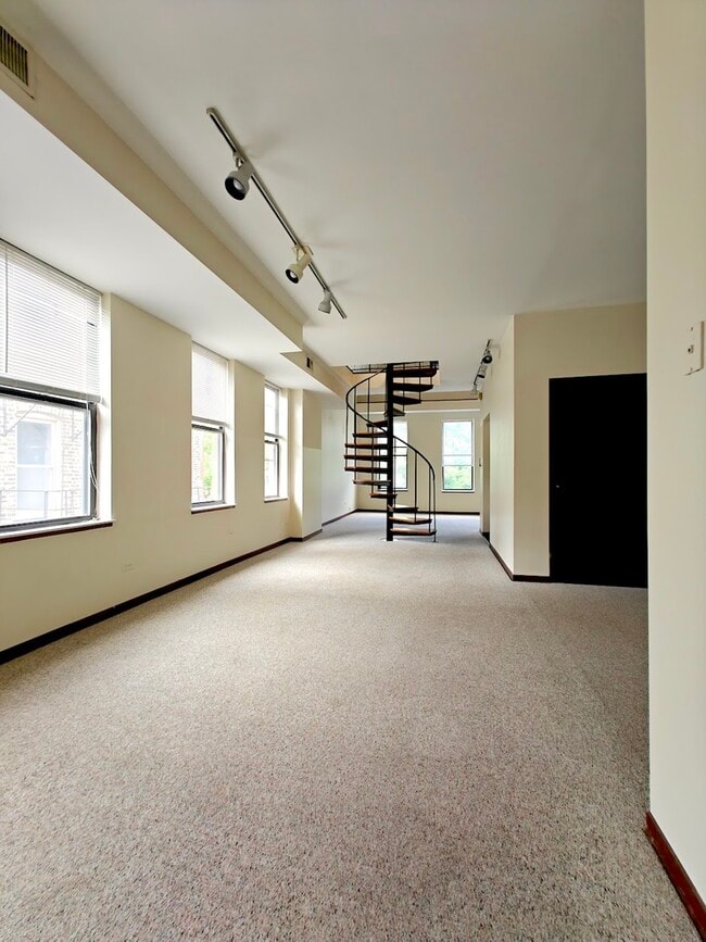 Building Photo - 856 N May St