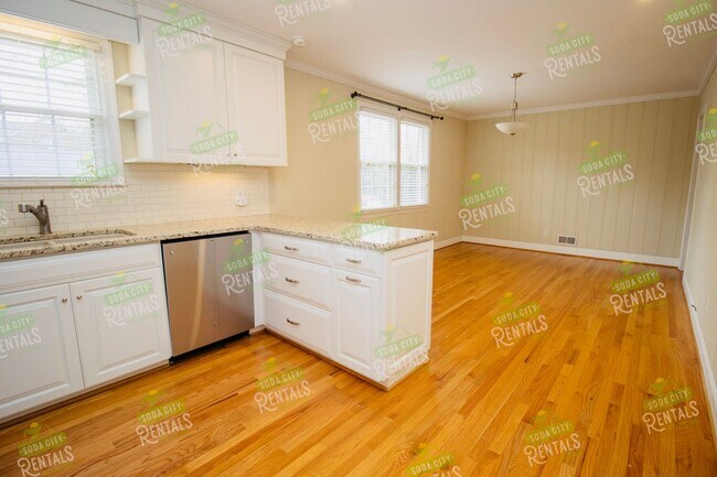 Building Photo - Charming Shandon Corner Lot Home – Hardwood Floors, Fenced Yard + $500 Off 2nd Month!