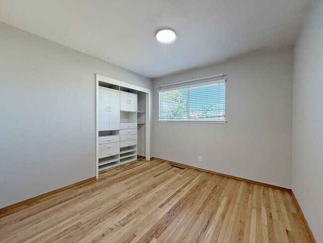 Building Photo - Nice single family home with gorgeous kitchen