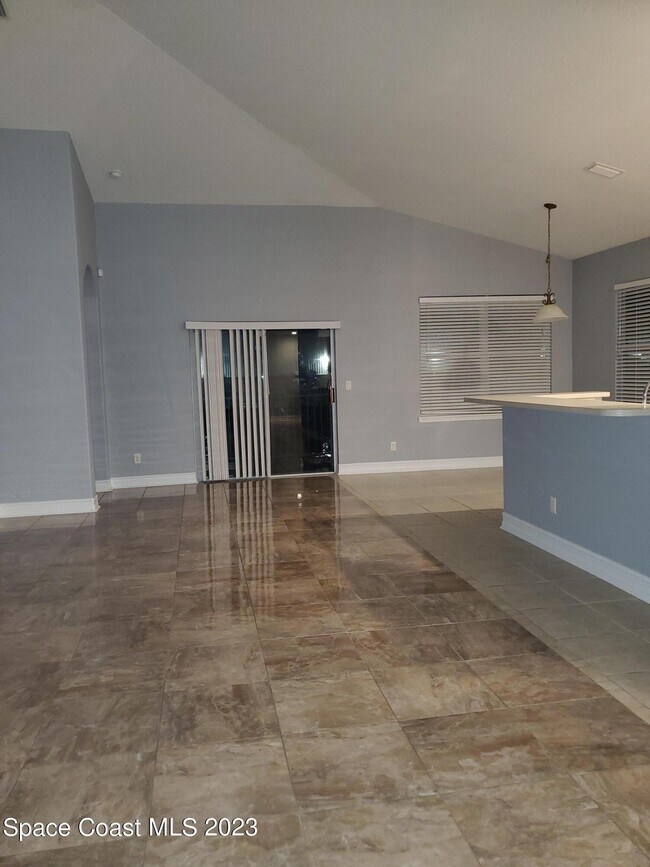 Building Photo - 1045 Venetian Dr
