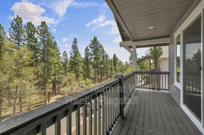 Building Photo - 781 N Forest View Dr