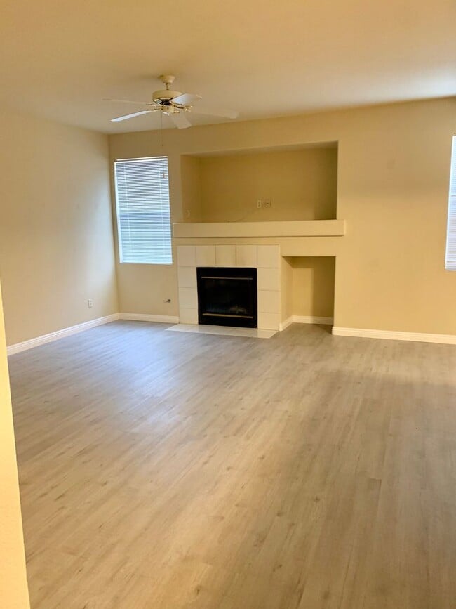 Building Photo - Must See Condo!