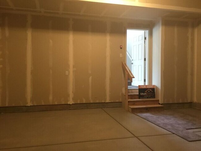 Building Photo - 3 bdrm 2 1/2 bath Home- Small Dog Friendly