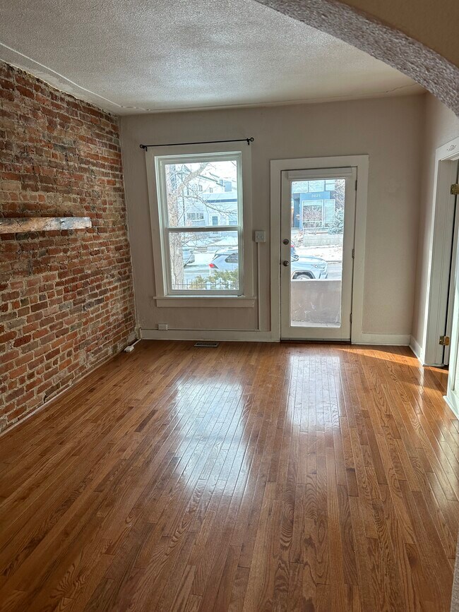 Living room - 3628 Mariposa St