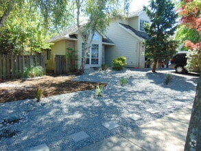 Building Photo - Stunning Home - Spacious Rooms !  Large yard