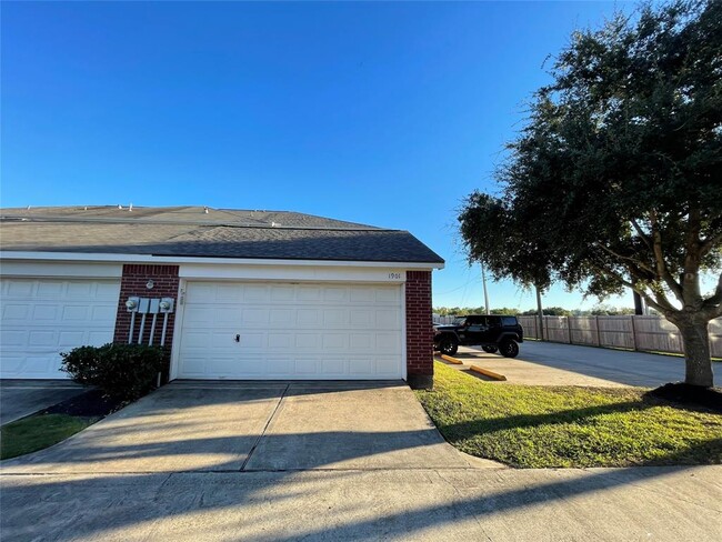 Building Photo - 1901 Kemah Village Dr