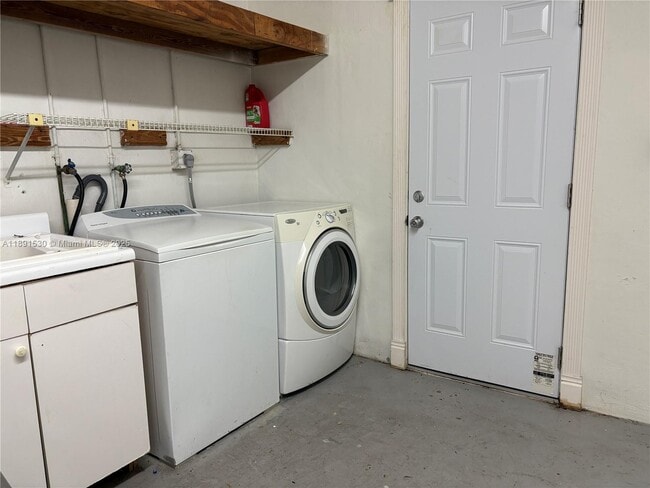 Building Photo - 5442 Lakewood Cir S