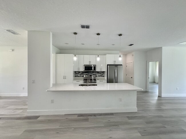 Building Photo - SHARING A BEAUTIFUL LARGE HOME