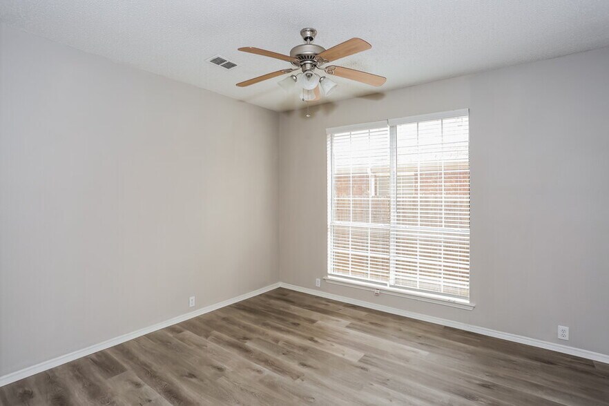 Building Photo - 2616 Lonesome Oak Dr